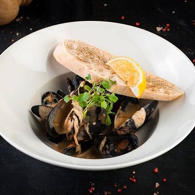 Мидии в сырном соусе с хрустящей чиабаттой в Catch по цене 37 р.