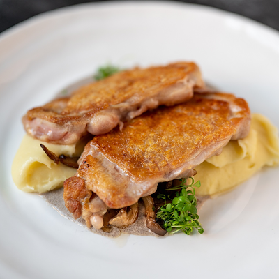 Куриный окорок с картофельным пюре, вешенками и трюфельным соусом в Culture по цене 620 ₽