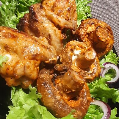 Куриные крылья с грибами в Золотой шампур по цене 640 ₽