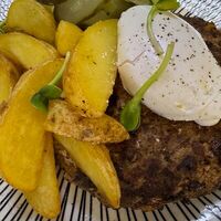 Бифштекс с яйцом пашот и долькамив Кафе Цоколь