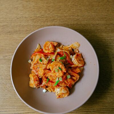 Лапша с цыпленком и овощами и томатно-сливочном соусе в Mexo Food Bar по цене 570 ₽