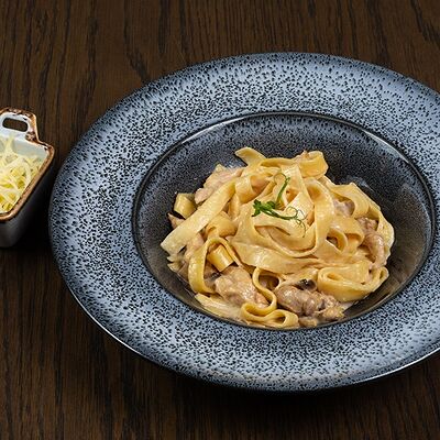 Феттуччине с курицей и грибами в Семейные традиции по цене 690 ₽