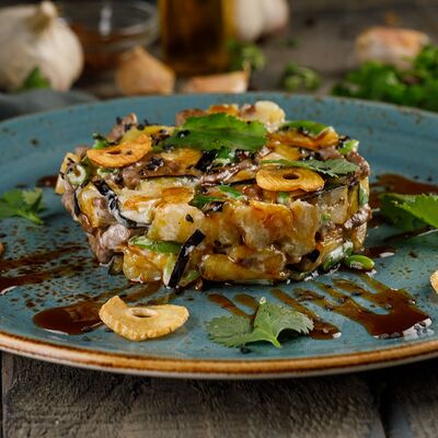 Тёплый салат с говядиной и баклажанами в Охота на Енота по цене 590 ₽