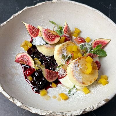 Сырники, сметана, инжир, манго, топпинг Смородина в Вино и булки по цене 690 ₽