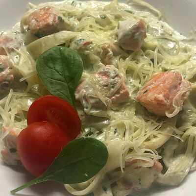 Паста с семгой в сливочно-шпинатном соусе в Первая реберная Кухня по цене 570 ₽