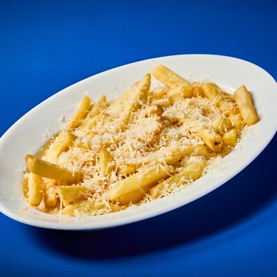 Картофель фри, пармезан, трюфельное масло в Mates Bistro по цене 390 ₽