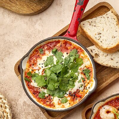 Шакшука из двух яиц с чоризо и моцареллой в Хлеб & Булки по цене 660 ₽