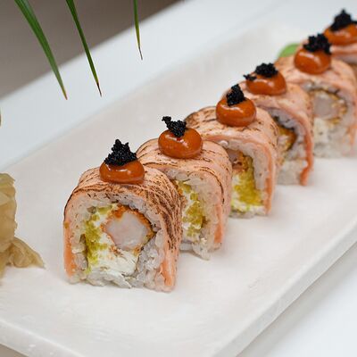Ролл с хрустящей креветкой и лососем в Per Se по цене 1750 ₽