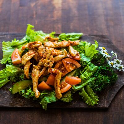 Теплый салат с курицей в Толстый Goose по цене 350 ₽