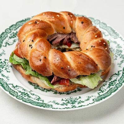 Калач с мраморной грудинкой и томатом и горчичным соусом в Кафе Калачи по цене 650 ₽