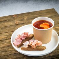 Борщ с чесночными гренками и подкопченным беконом в CAFE BREAKFAST & LUNCH