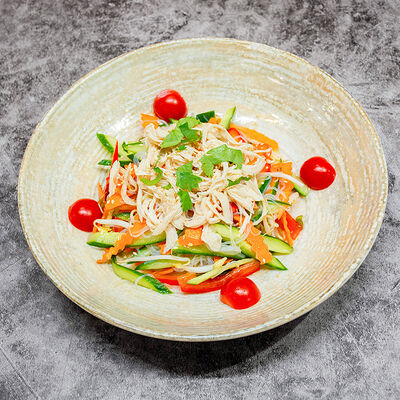Салат с курицей и фунчозой в Вьетнамская кухня CYCLO по цене 595 ₽