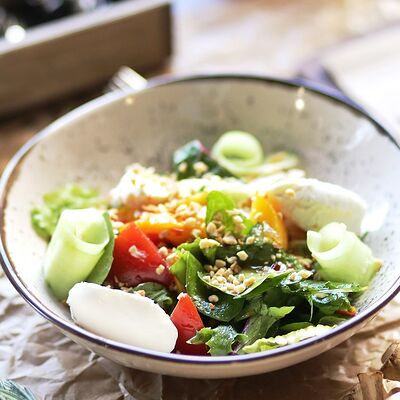 Салат с цыплёнком, персиком и творожным сыром в LOFT по цене 550 ₽