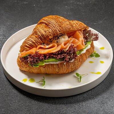 Круассан Бенедикт с лососем в La grande по цене 756 ₽