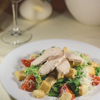 Салат Цезарь с курицей в Il Mio по цене 570 ₽