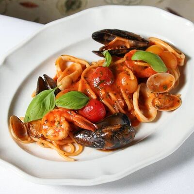 Спагетти с морепродуктами и томатами черри в Mio Bistrot по цене 1650 ₽