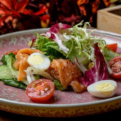 Салат с лососем, моцареллой и песто в Дади по цене 675