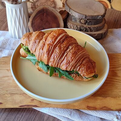 Круассан с моцареллой и вялеными томатами в Про Булки кафе-пекарня по цене 390 ₽