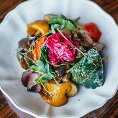 Салат с ростбифом и маринованными маслятами в Макадамия по цене 580 ₽