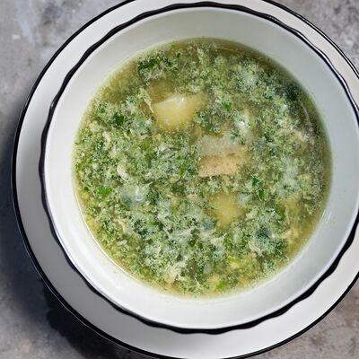 Куриный суп со шпинатом, картофелем и яйцомв ЗоЗо по цене 395 ₽
