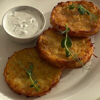 Драники картофельные с соусом цахтонв ДереWня
