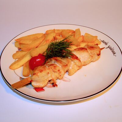 Куриный шашлычок с картофелем фрив Павлин 2.0 по цене 450 ₽