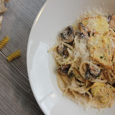 Паста с грибами и курицей в Pomidoroff по цене 545 ₽