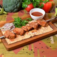 Шашлык из телятины с соусом сацебели в АйДаБаран