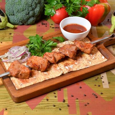 Шашлык из телятины с соусом сацебели в АйДаБаран по цене 890 ₽