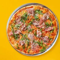 Пицца с пармской ветчиной и рукколой в Crosta Pizza Bar