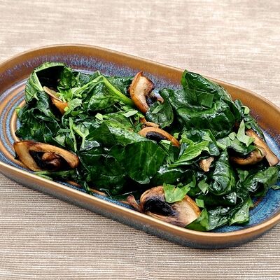 Шпинат с грибами и зеленью в Кафе-пекарня Susser по цене 165 ₽