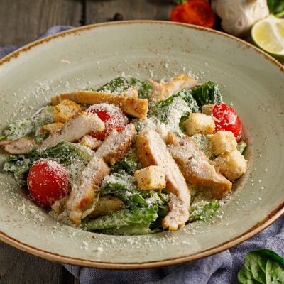 Цезарь с куриной грудкой в Охота на Енота по цене 530 ₽