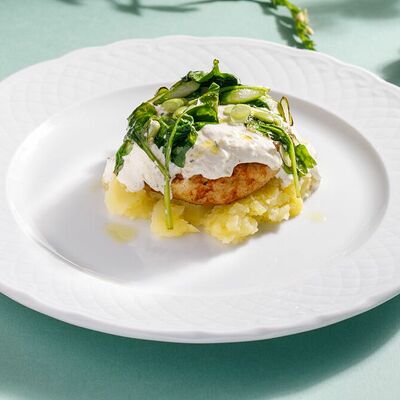 Щучья котлета со шпинатом и соусом Тартар в Кукумбер по цене 690