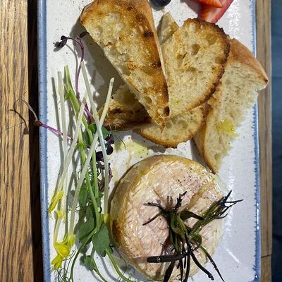 Запеченный камамбер в GASTROBAR по цене 1780 ₽