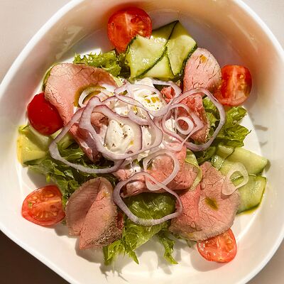 Салат с ростбифом, страчателлой и медово-горчичной заправкой в Pur Pur по цене 660 ₽