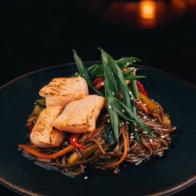 Вок с лососем в Sushimi по цене 1300 ₽