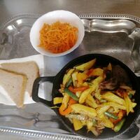 Бизнес-ланч Салат, горячая сковородка свинина в Pitstop