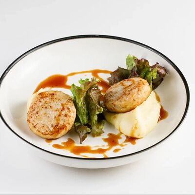 Котлеты из индейки с картофельным пюре и соусом чили-унаги в Гости по цене 530 ₽