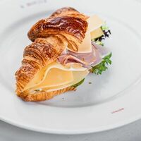 Круассан с ветчиной и сыром в Bistrot Le Moujik