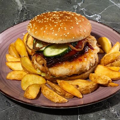 Чикен бургер с соусом Цезарь и картофелем по - деревенски в Фореста Фестиваль Парк по цене 830 ₽