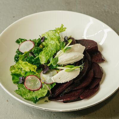 Салат с печеной свеклой, миндальной рикоттой, дегидрированными семенами тыквы в Крапива по цене 590 ₽