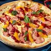 Новогодняя пиццас апельсином, окороком и брусничным соусом средняя в Папаша Беппе по цене 825