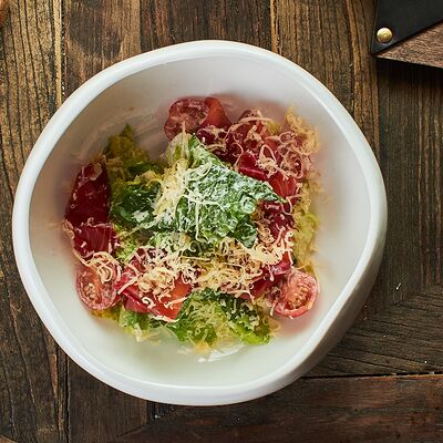 Цезарь с лососем в Wine and Whiskey by Simple по цене 750 ₽