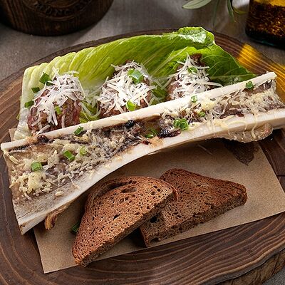 Тартар из говядины на мозговой косточке в Paulaner по цене 890 ₽