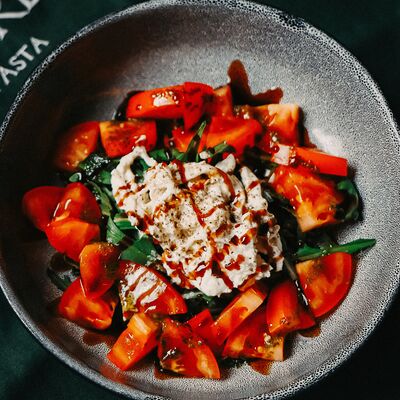 Салат с томатами и сыром страчателла в Gioffre по цене 360 ₽