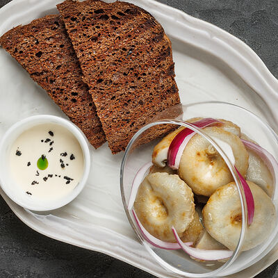 Бочковые грузди с фермерской сметаной и бородинскими тостами в Urartu по цене 1080 ₽