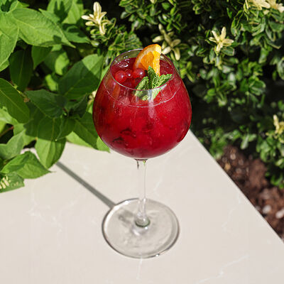 Саперави с клубничными джус-боллами в Юность у моря по цене 470 ₽