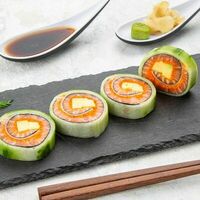 Овощной ролл с лососем в Sushi White Lux
