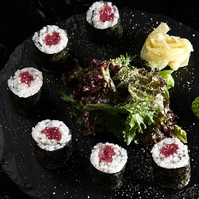 Мак ролл с тунцом в Look lounge по цене 340 ₽