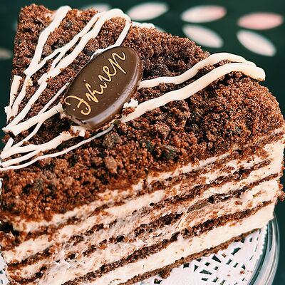 Торт шоколадный Медовик в Кондитерская Эклер по цене 2810 ₽